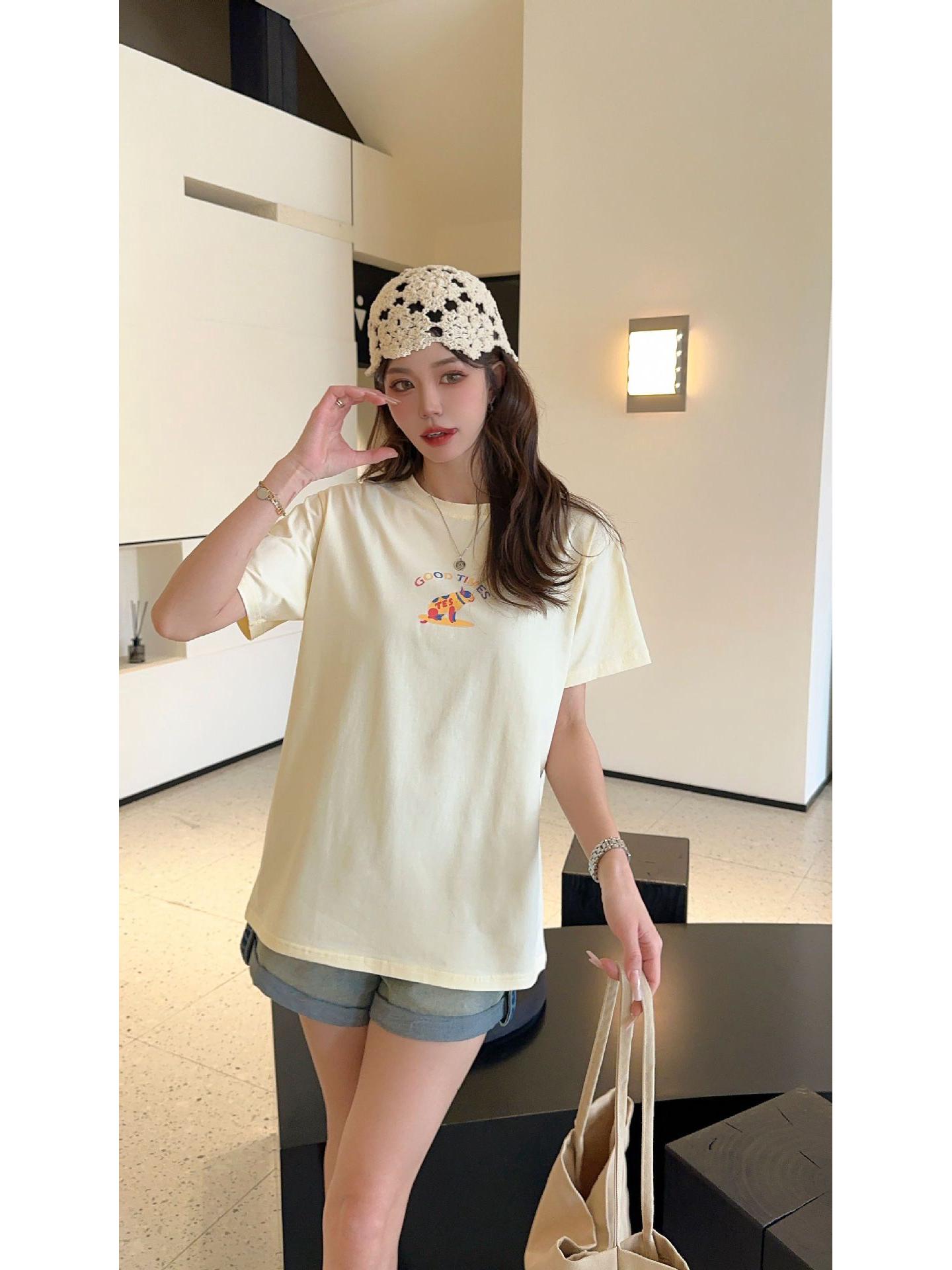 

Летняя женская футболка 2025 года с мультяшным принтом, круглым вырезом, свободного кроя, стройнящая One Size (90-150 lbs)