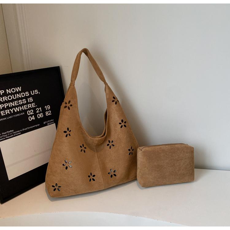 

Foreign style retro axillary big bag women s 2025 new polished texture tote bag casual large-capacity commuter shoulder bag хаки