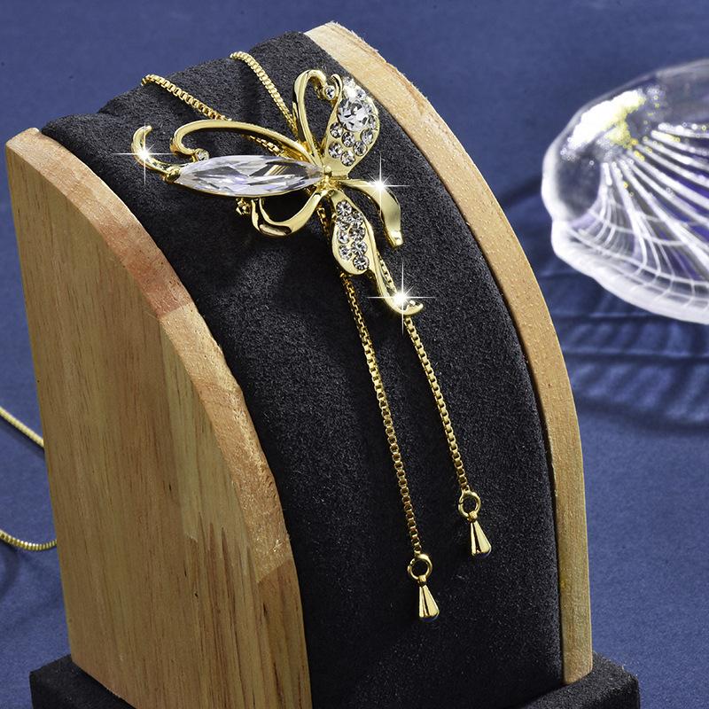 A Two-Wear Removable Crystal Butterfly Brooch Sweater Chain Autumn And Winter Long Necklace Temperament Corsage