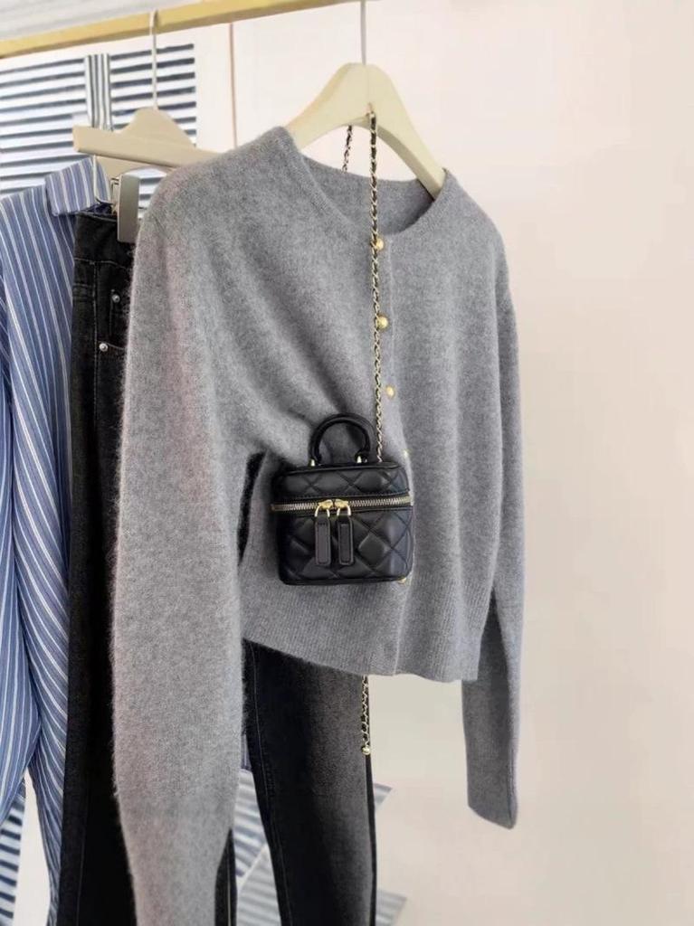 Women's Loose Wool Knit Cardigan - Round Neck, Solid Color, Buttoned, Casual Autumn/Winter Style, Versatile and Stylish.