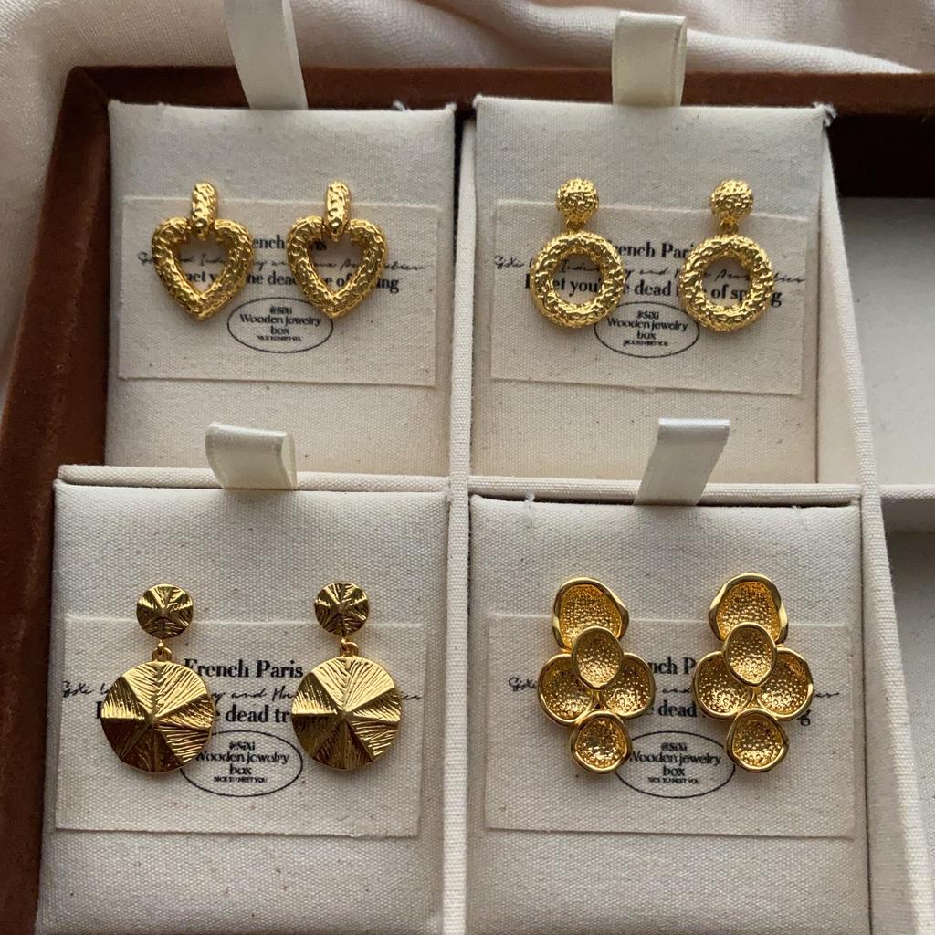 Classic Relief Texture Love Stud Earrings Three-Dimensional Versatile Retro Light Luxury Exquisite Daily Commuter Earrings
