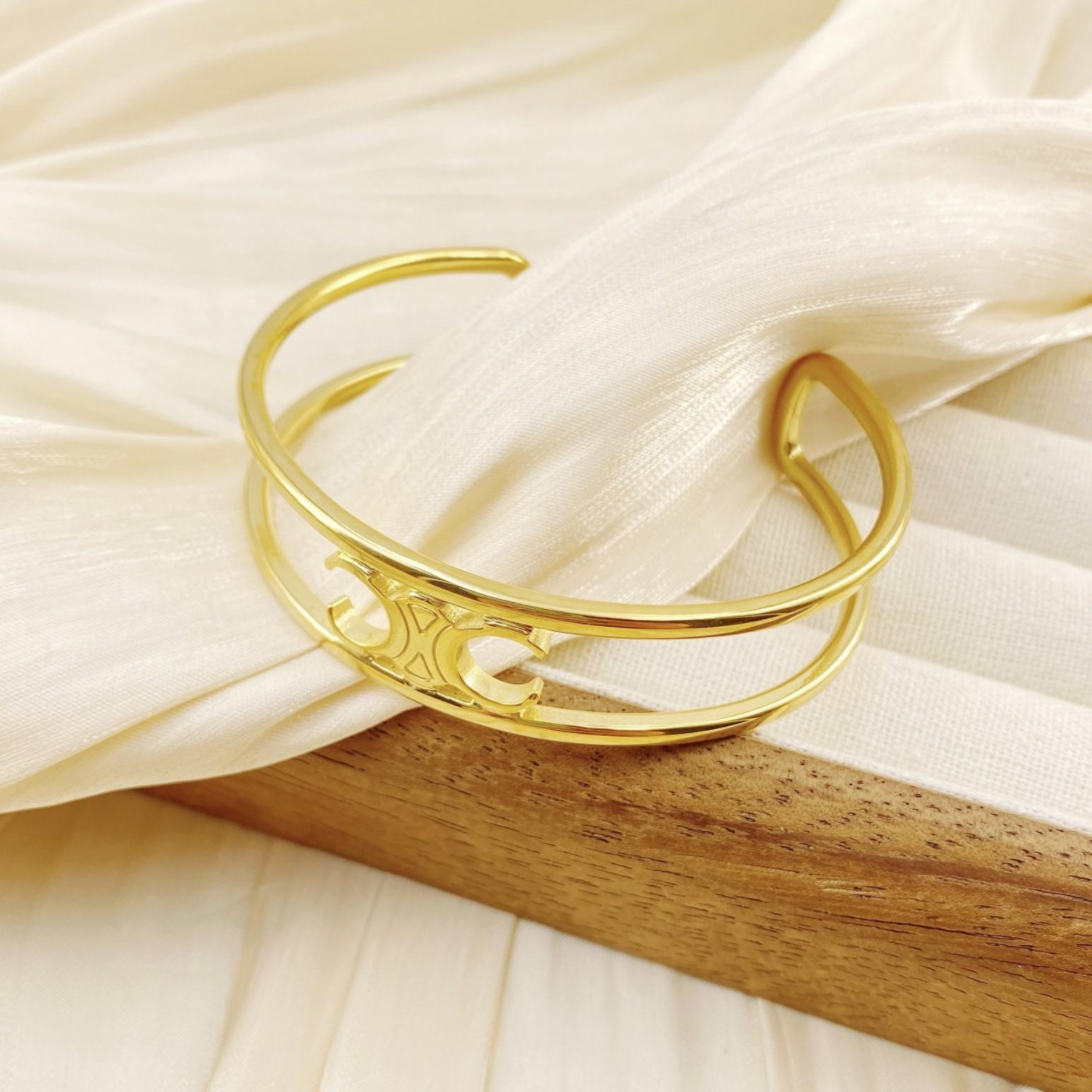 

Открытый браслет в два слоя