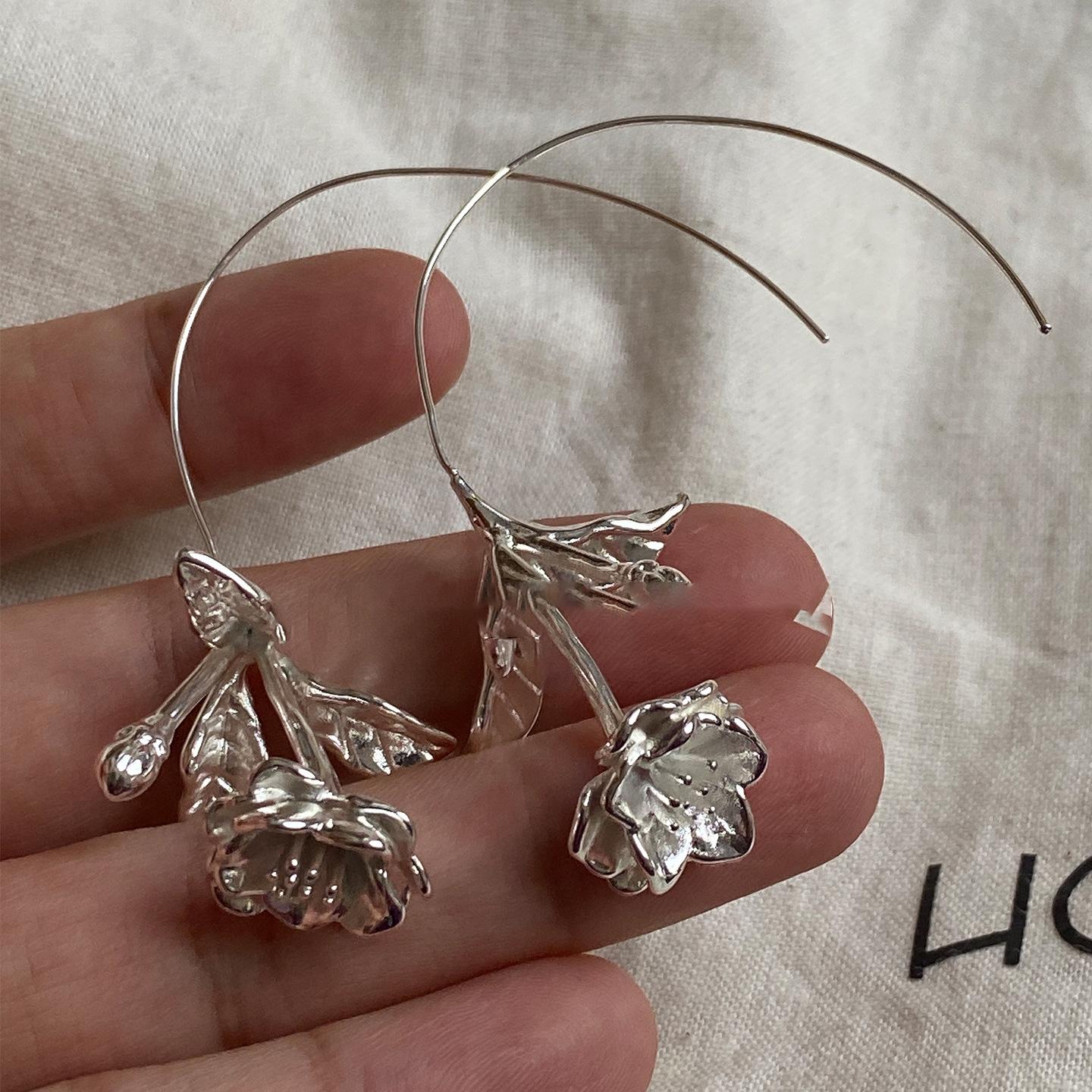 

2025 New Flower Pendant Cold Wind Ear Hook Casual Simple Personality Temperament Earrings Light Luxury Earrings