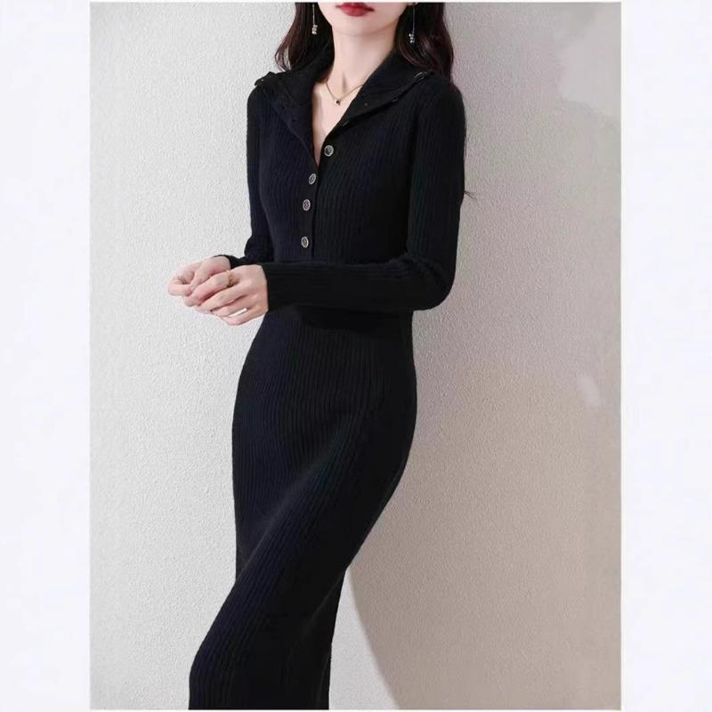 

Новое осенне-зимнее трикотажное платье с лацканами на нескольких пуговицах, женственный темперамент, облегающее, для ношения внутри с базовой юбкой-свитером средней длины One Size чёрный