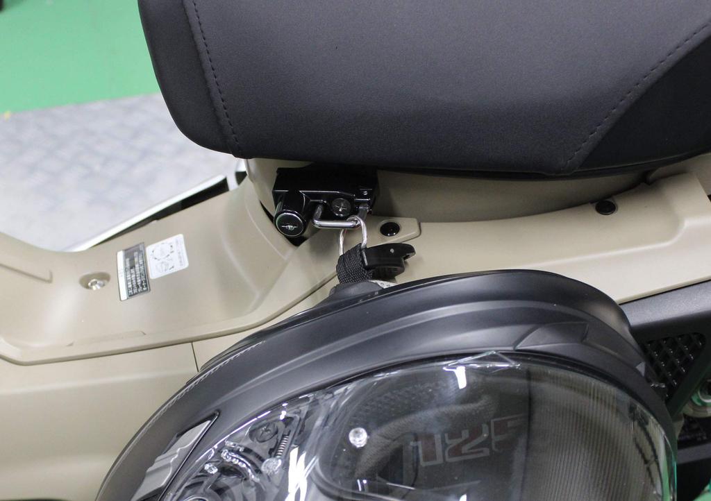 Kijima Motorradhelm-Schlosshalter Hunter Cub CT125, Stahl, schwarzes Finish, HONDA 303-1604