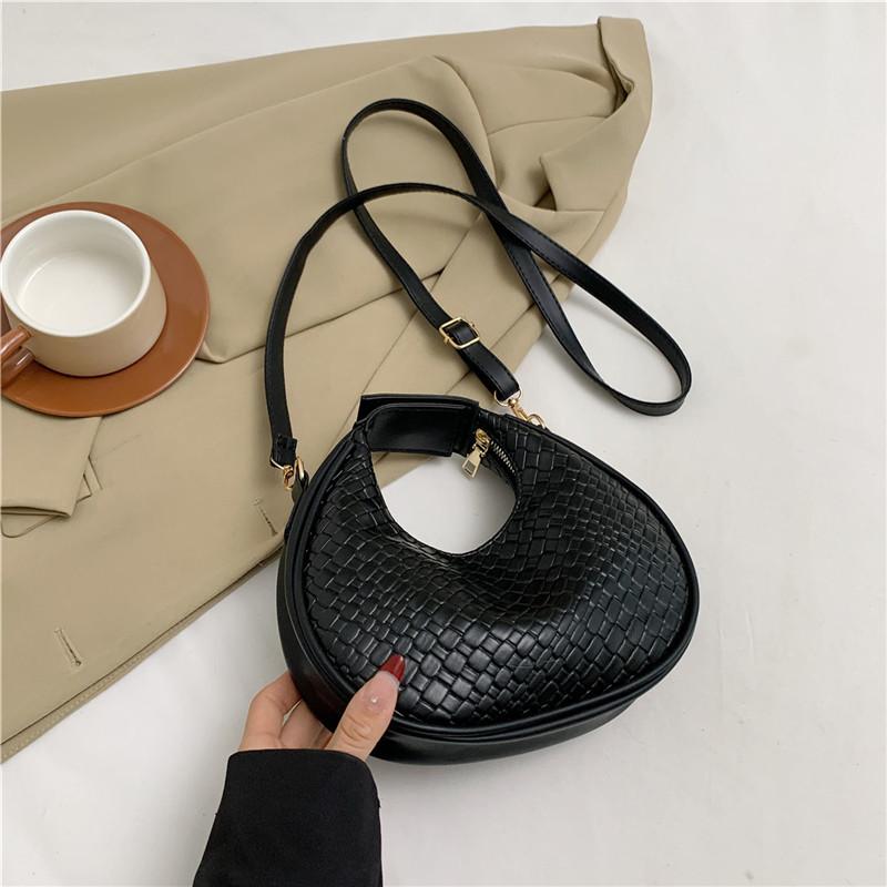 This year's popular fashion temperament handbag 2025 new versatile ins Korean version messenger bag dumpling bag texture women