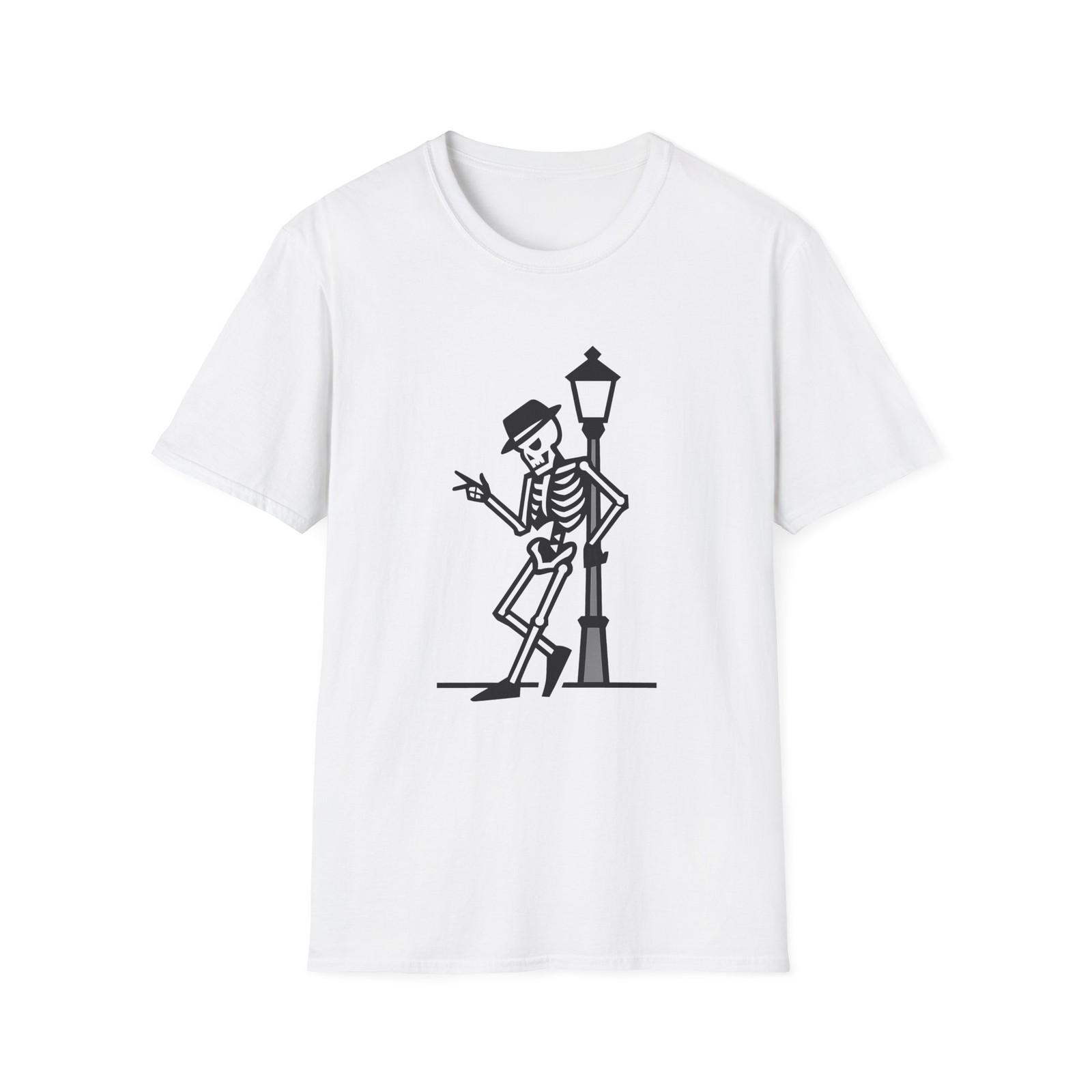 Unisex Softstyle T-Shirt Skeleton Lamppost Street Night Urban S разноцветный