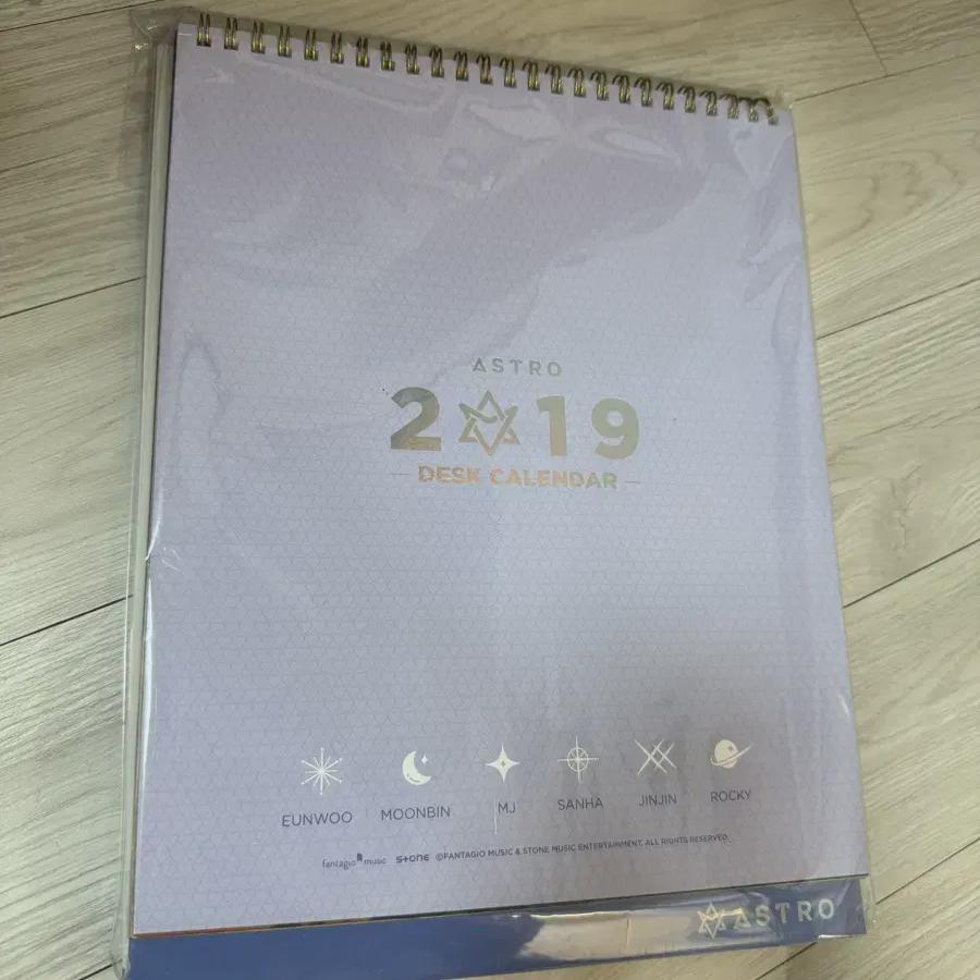 

ASTRO Календарь Приветствия Сезона 2019 Мини-блокнот