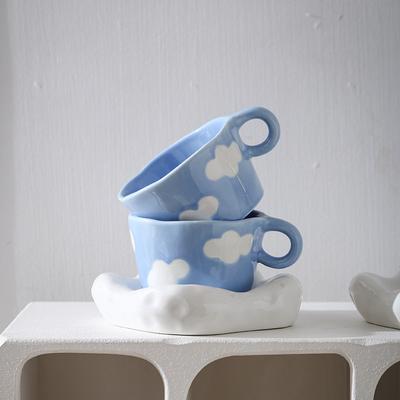 Ręcznie malowany kubek ceramiczny z niebieskim niebem i białymi chmurami, kubek w kolorze podszkliwnym, uroczy kubek do wody, kubek do owsianki na śniadanie dla dzieci, kubek na mleko