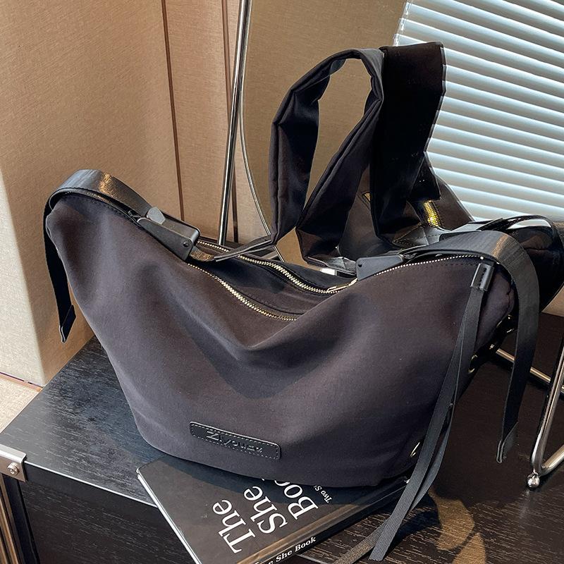 

Сумка из нейлоновой ткани для женщин 2024 года, новая высококачественная текстура, нишевая, весна-лето, большая вместимость, сумка-мессенджер на одно плечо чёрный