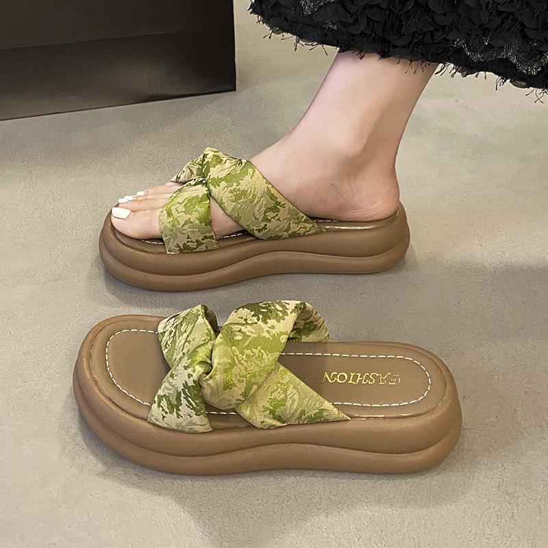 Fashion versatile medium and outer wear thick-soled one-word cool slippers women's 2025 summer new comfortable beach