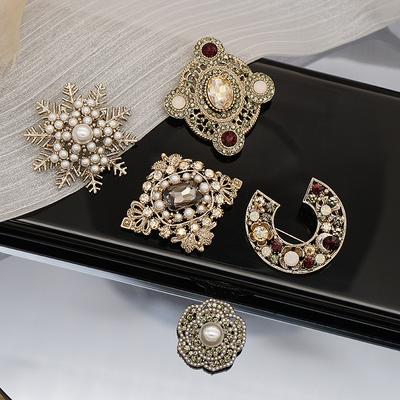 Broche de Cour Baroque Vintage Britannique Costume Médiéval Homme et Femme Micro Diamant Perle Broche Fleur Accessoires de Manteau