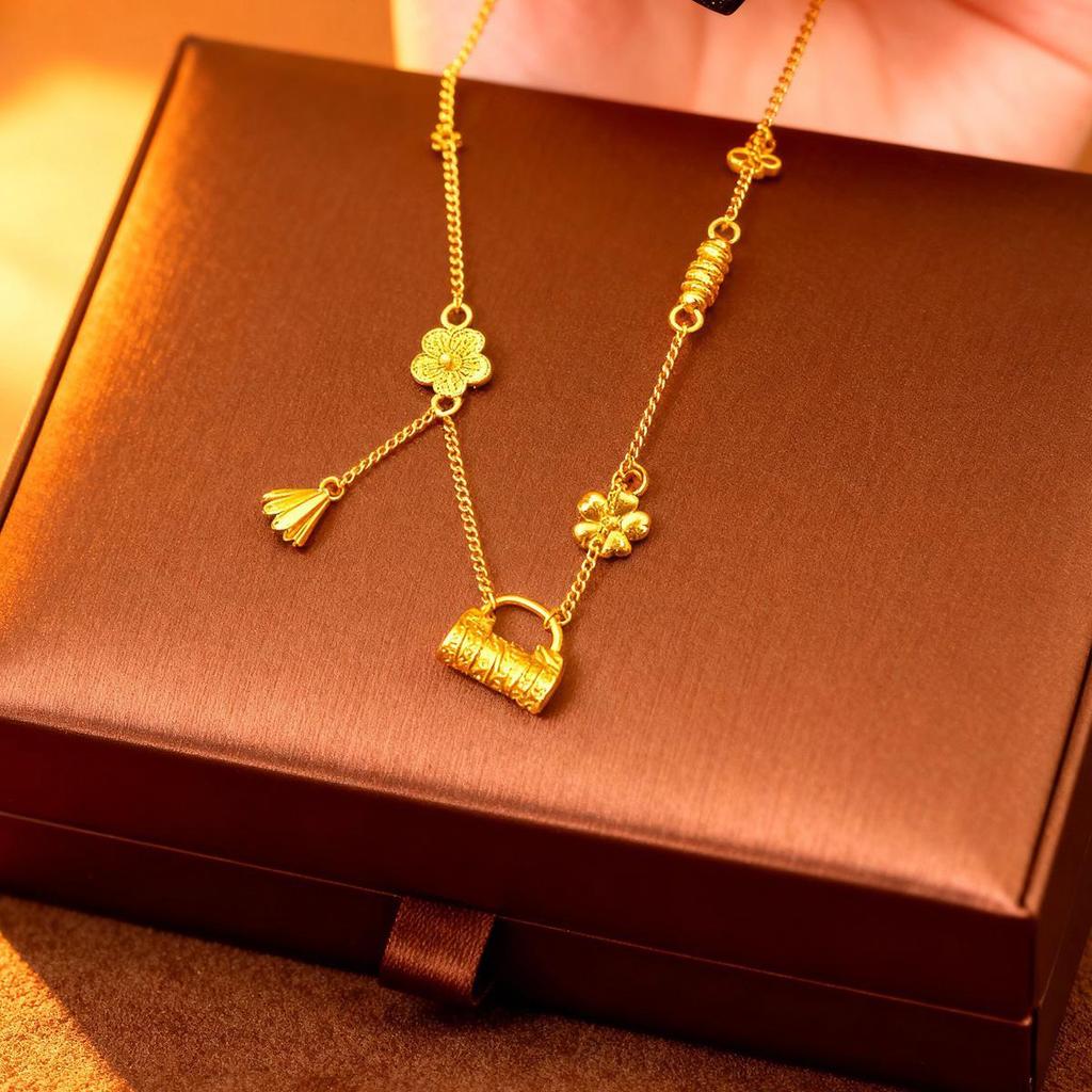 Exquisite Sparkling Sand Gold Four-Leaf Clover Tassel Necklace – Ethnic Style, Long-Lasting Color, High-End Feel