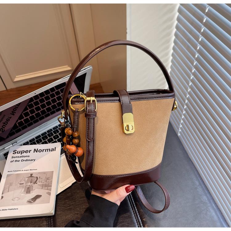 This year, the popular small bag women's bag 2025 new autumn and winter messenger bag premium matte retro portable bucket bag
