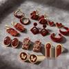 Pendientes de botón Ankela de plata y flores rojas: diseño elegante y versátil.