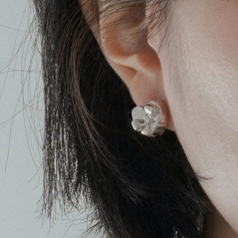 

POSTLUDE [SILVER] CAKE HEART W RIBBON E single type