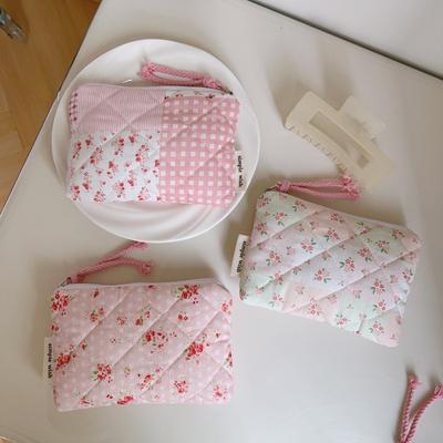 Cute Pink Style Makeup Lipstick Airpods Case Floral Quilted Makeup Bag Women's Sweet Mini Lipstick Cosmetic Pouch for Period
