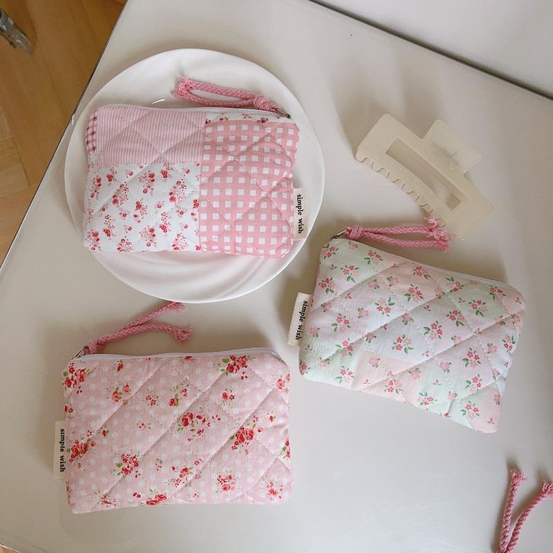 Cute Pink Style Makeup Lipstick Airpods Case Floral Quilted Makeup Bag Women's Sweet Mini Lipstick Cosmetic Pouch for Period