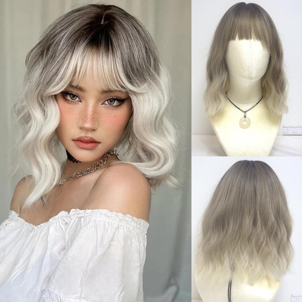 

Женский короткий волнистый парик с воздушной челкой и волнистой прической средней длины