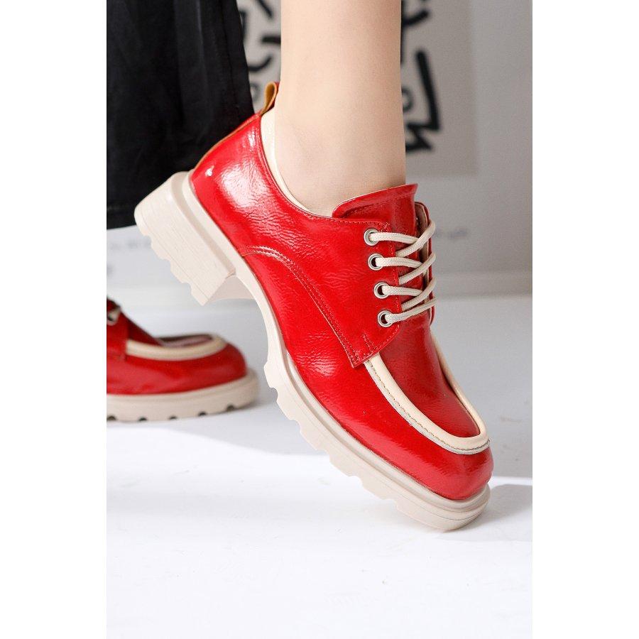 Damen-Freizeitschuhe aus Kunstlackleder mit dicken Sohlen und Mokassins