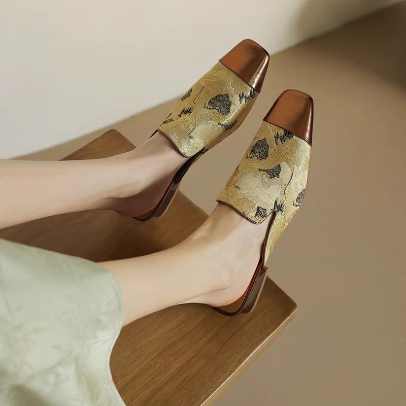 

Мода 2025 Бренд Женская обувь Закрытый носок Женские тапочки Модная печать Повседневные Летние Вышивка Бестселлер Высокий каблук 40 шампанского