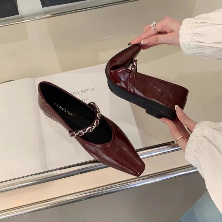 2025 spring and autumn new French shallow mouth Mary Jane shoes retro metal chain small leather shoes pointed flat sole shoes women