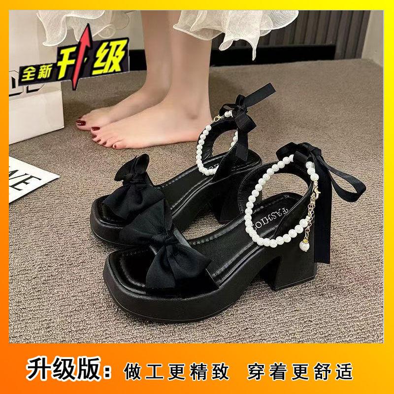In the summer of 2025, the new popular foreign-style pearls with sandals, women wear fairy style with skirts and high heels.