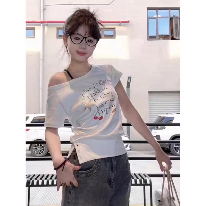 

Женская ретро белая футболка с принтом букв с открытыми плечами - Приталенная, со скошенным плечом, с коротким рукавом, летний топ X-Large белый