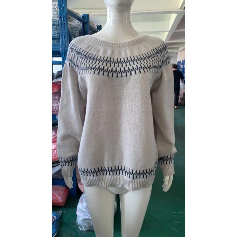 Женский свитер большого размера с круглым вырезом и цветными блоками — фото 3