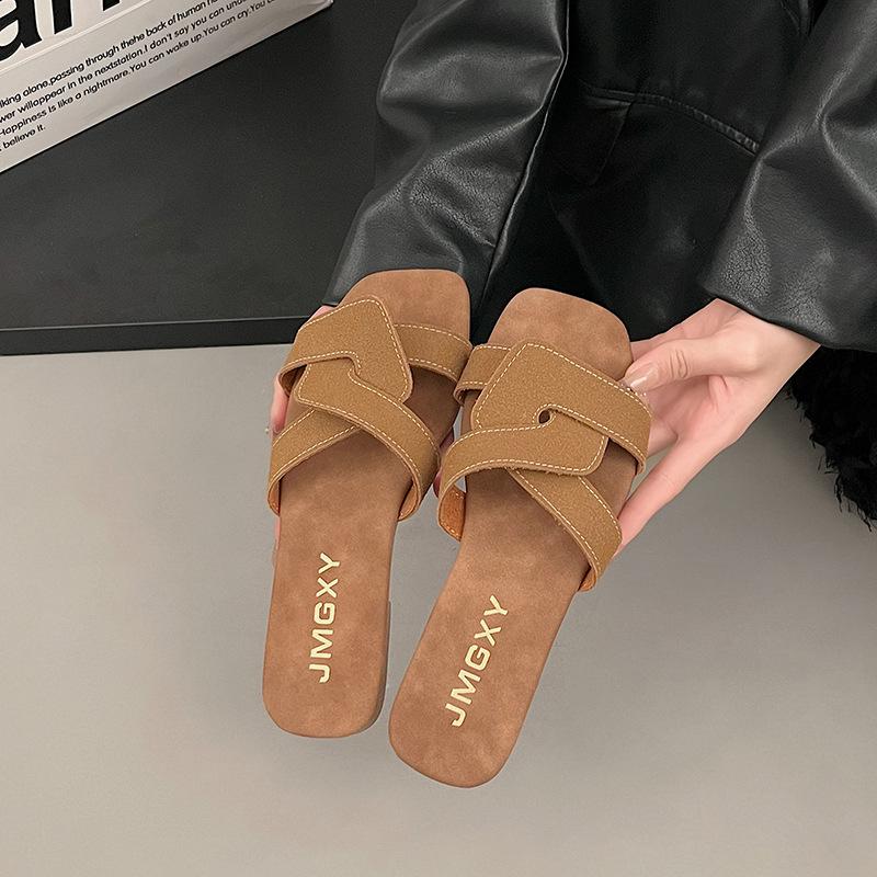 Hausschuhe in Übergröße Damen Frühling und Sommer neue gekreuzte Damenhausschuhe Mode flacher Absatz Damen coole Hausschuhe