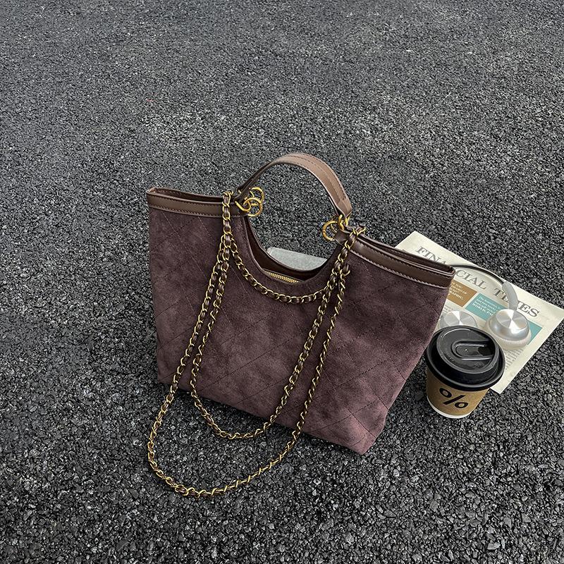 

This year s popular 2025 new tote bag large capacity high sense fashion hand-held underarm commuter shoulder bag women темно-коричневого