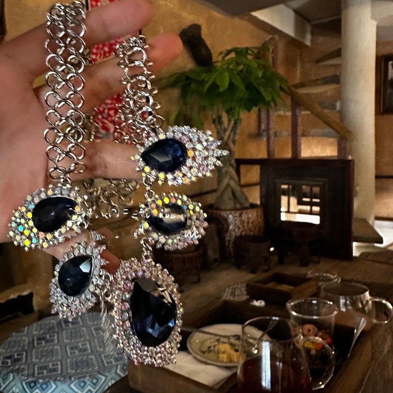 Retro Vintage Rhinestone Geometric Water Drop Necklace: Luxurious, High-End Clavicle Chain with Individualistic, Fashionable Design for Women