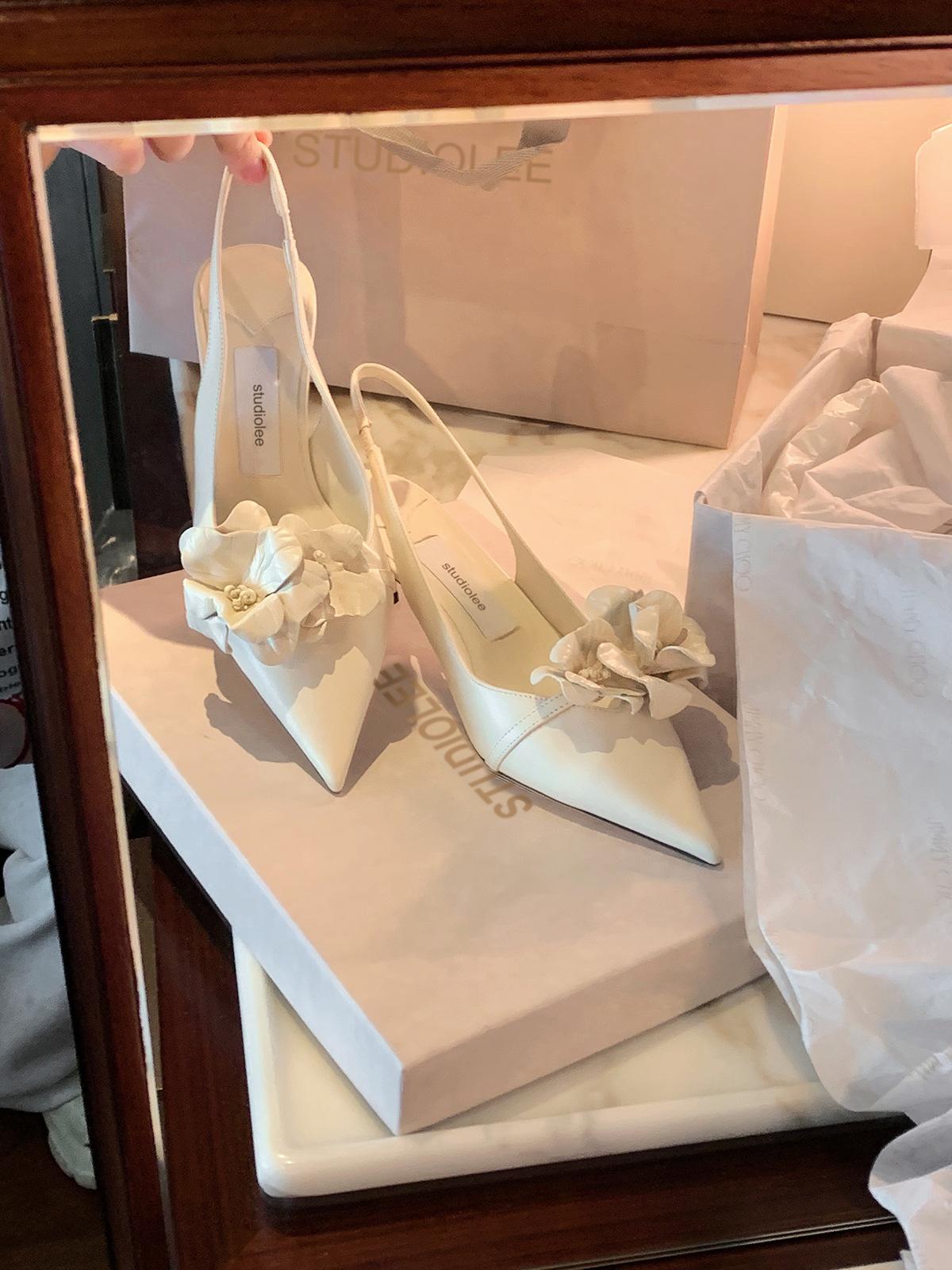 

High-end sheepskin version~ Grape mother has the same temperament, pointed head, shallow mouth, empty flower high heels, women s bag head sandals. 35