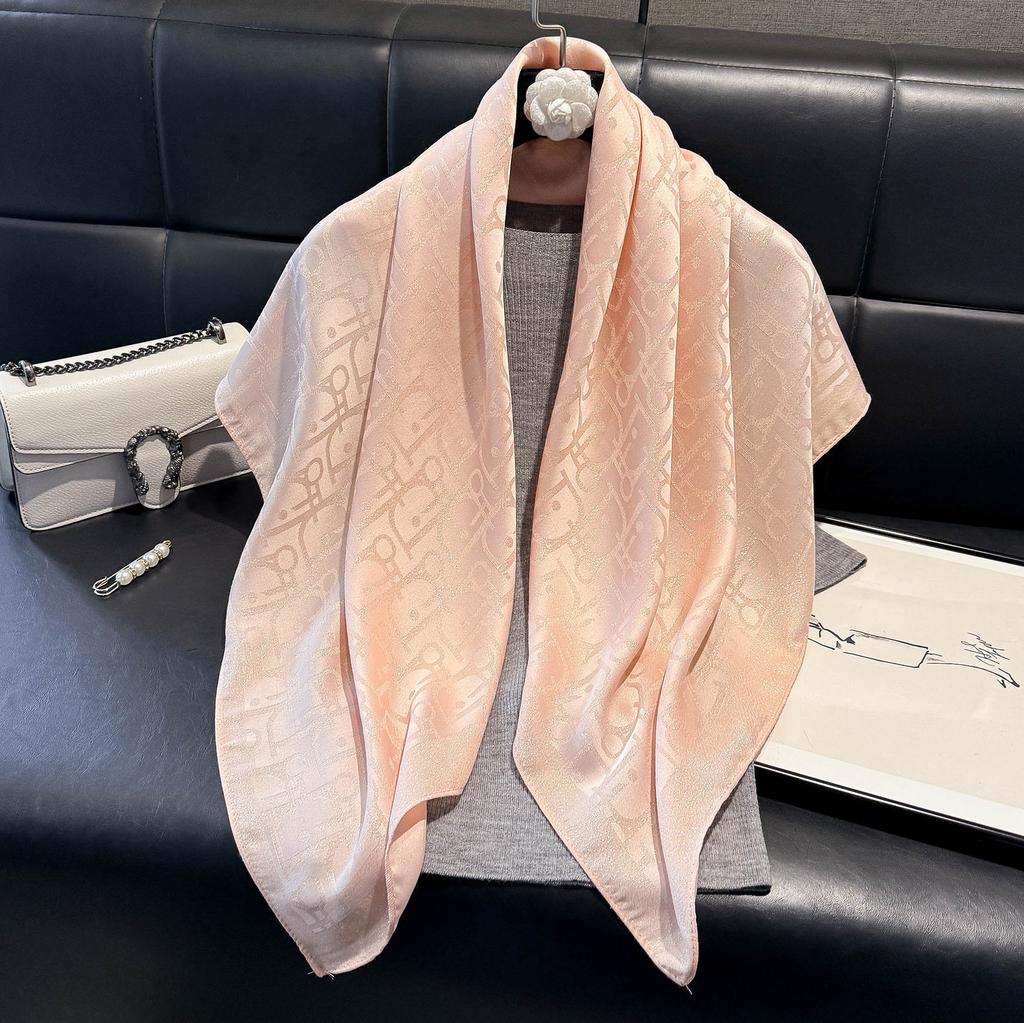 Módní a elegantní špičkový čtvercový šátek z umělého hedvábí Hedvábný šátek Písmeno D Tencel Bavlna Zlatý hedvábný šátek Šátek na hlavu Ženy