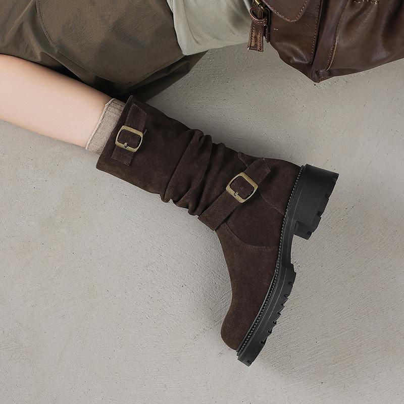 Krazing Pot Fashion Cow Suede Nubuck Winter Round Toe Modern Boots Med Heels Slip on Pleated Style Metal Buckle Mid-calf Boots