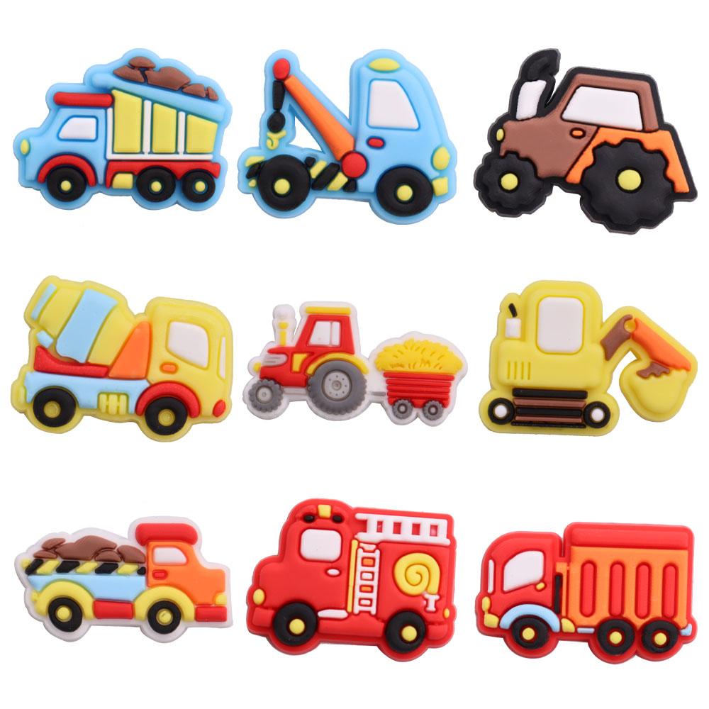 13 Piezas Dibujos Animados Vehículos Coche de Policía PVC Amuletos para Zapatos Para Pulseras DIY Sandalias Accesorios para Zapatos Zapatos de Jardín Decoración con Botones
