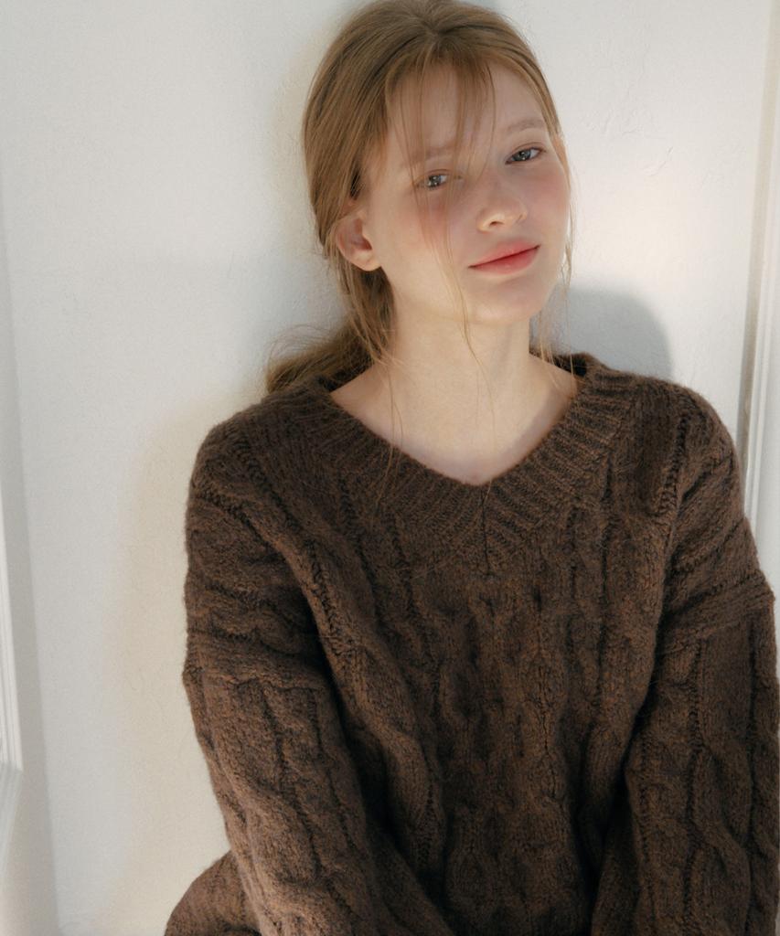 LETTERA Alpaca Vintage Cable V-Neck Knit