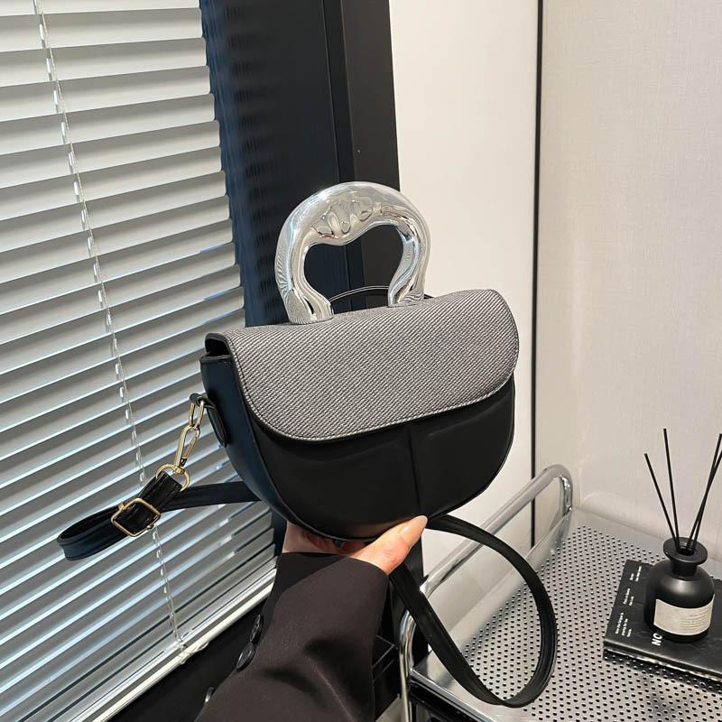 

Весна и лето новый 2025 тренд женская сумка через плечо простая сумка-седло чувство высокой ценности дизайн со вставками сумка-мессенджер женская чёрный