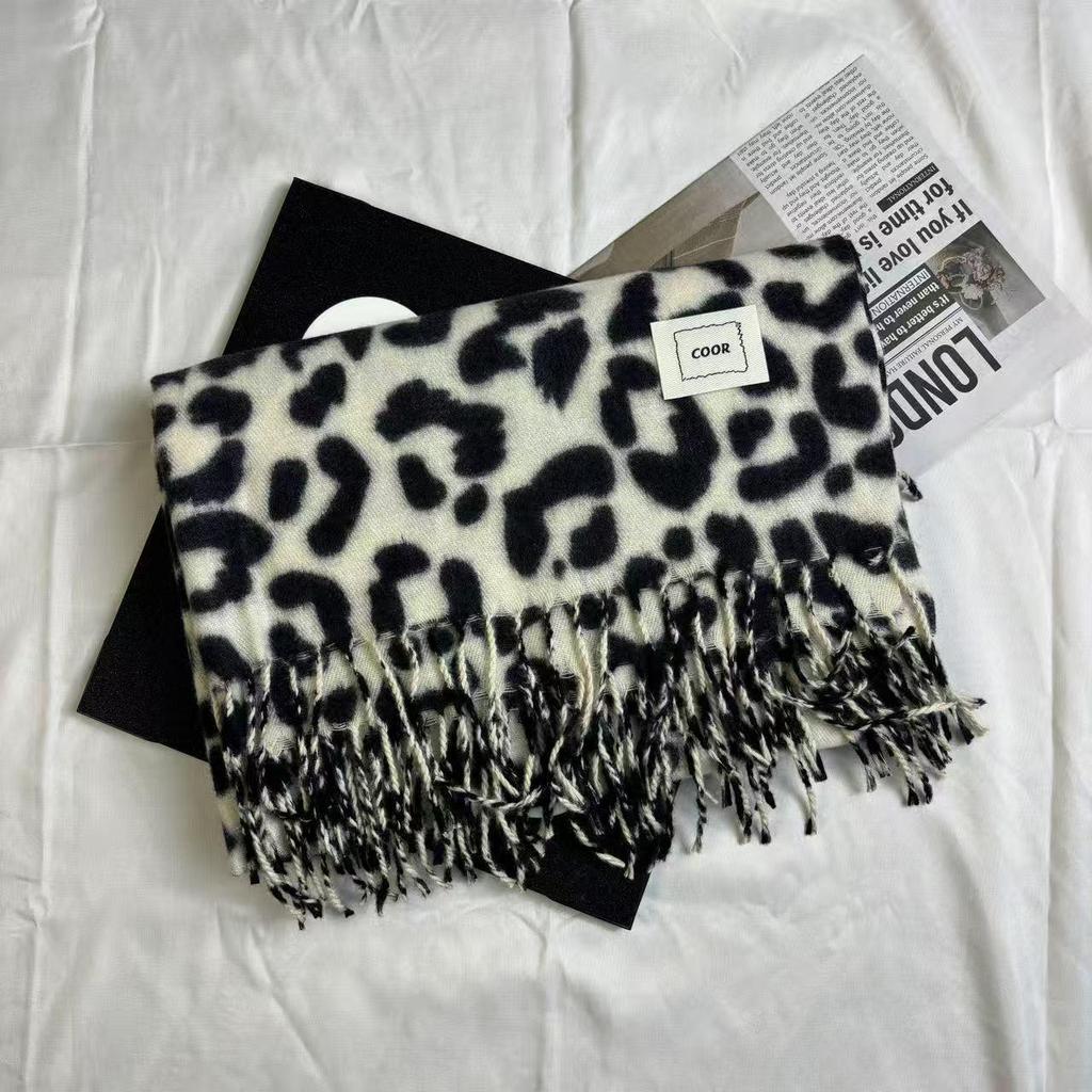 Vintage Y2K Leopard Print Scarf: Warm, Stylish, Versatile Shawl for Autumn/Winter