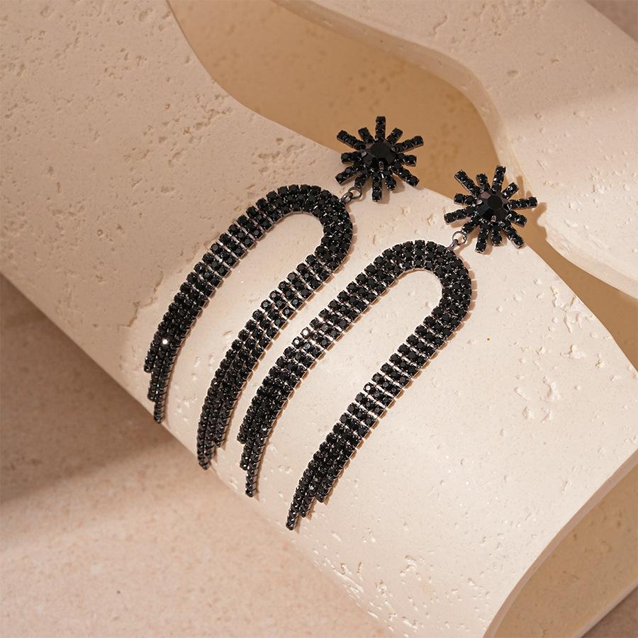 Srebrne Kolczyki Sztyfty z Kwiatem Czarnego Diamentu i Geometrycznym Frędzlem - Elegancki, Luksusowy, Wysokiej Klasy Design dla Kobiet