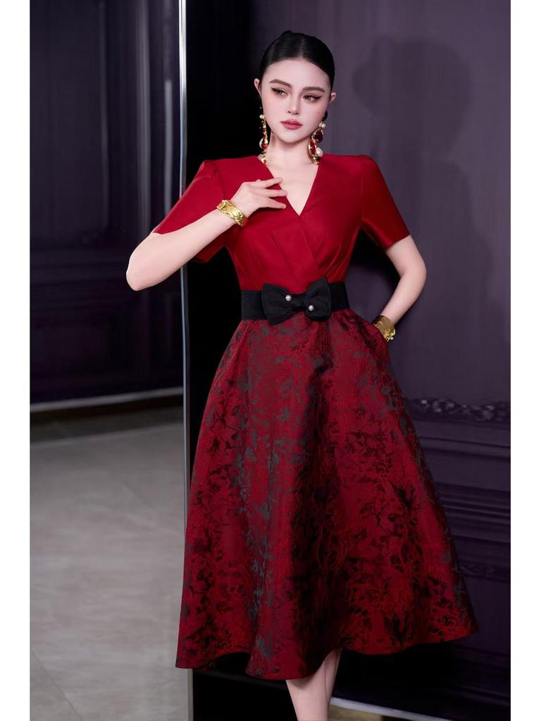 French Spring/Summer 2026 Women's V-Neck Black Bow Tie Jacquard Dress with Waist-Cinching and Wide Hem.
