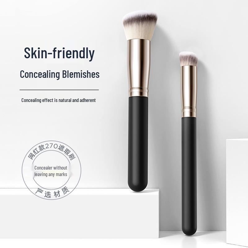 Pony's 170 Angled Foundation Brush & 270 Round Concealer Brush für streifenfreien Auftrag, mit 370 Streak-Free Concealer Brush.