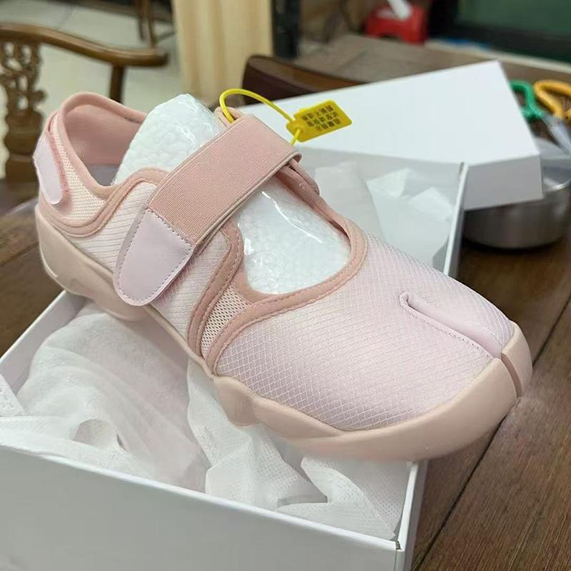 

Спортивный стиль туфли Мэри Джейн женские 2025 весна и лето новые жемчужные ретро моральные тренировочные туфли с раздвоенным носком обувь ниндзя свиные ножки 40 female size