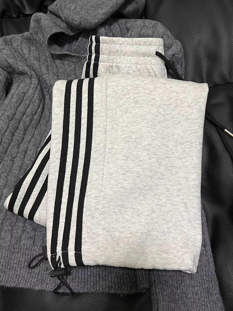 Damskie dresowe spodnie w paski, drapowane, z prostą nogawką, Wiosna/Jesień 2025: Wszechstronne szerokie nogawki, mankiety, swobodny krój.