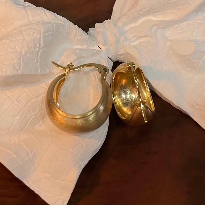 French fashionable brushed matte metal earrings women s light luxury niche simple high-end handmade fine throwing ear buckles