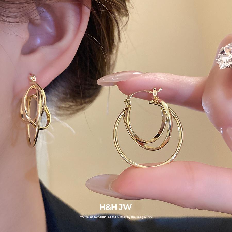 European and American hollow round simple fashion ear buckle retro temperament earrings light luxury high sense earrings design sense niche