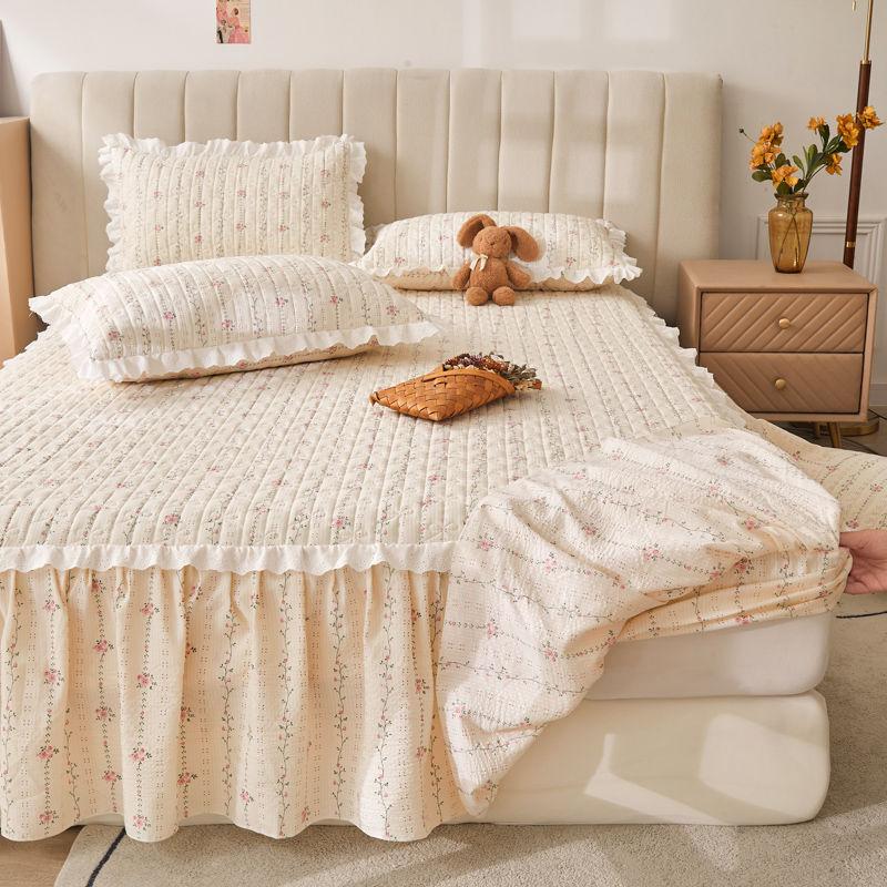 Lace Ruffle Edge Printed Bed Skirt Flower Pattern Quilted Thickened Bed Cover Three Piece Non Slip Dustproof Bedding Set