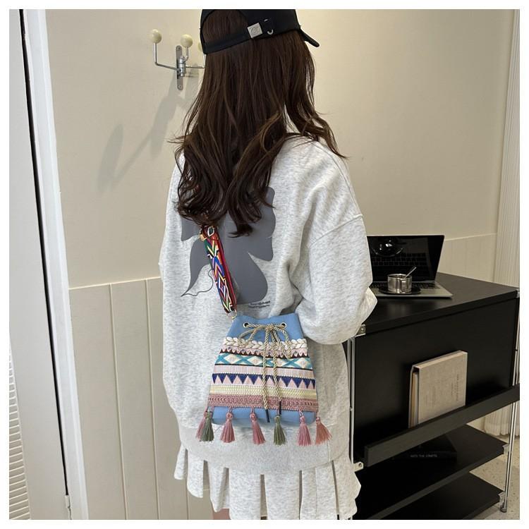2025 new ins bucket bag, foreign gas fringed single shoulder oblique span bag, beach wind woven straw bag