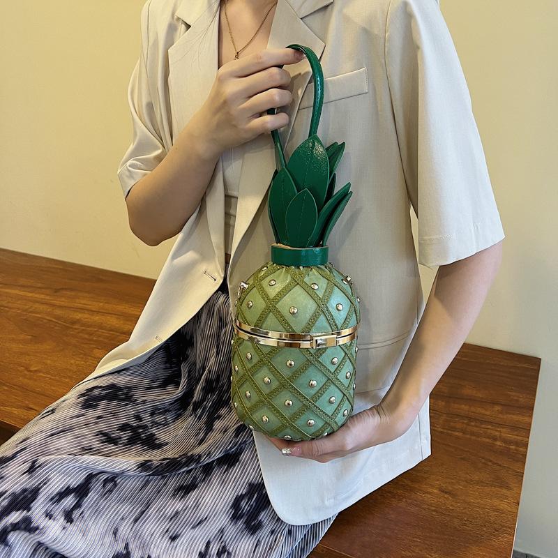 Nuova Borsa a Tracolla da Donna Personalizzata a Forma di Ananas Piccola Fresca per Ragazza Adolescente Singola Spalla Stile Straniero Intrecciata con Borchie e Catena Chiusura Borsa Rotonda