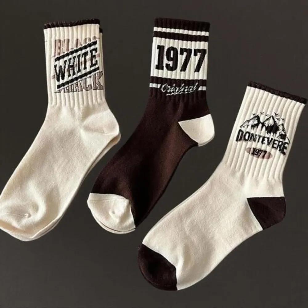 Women s Retro Style Color Lettering Mid-calf Socks 1/FREE